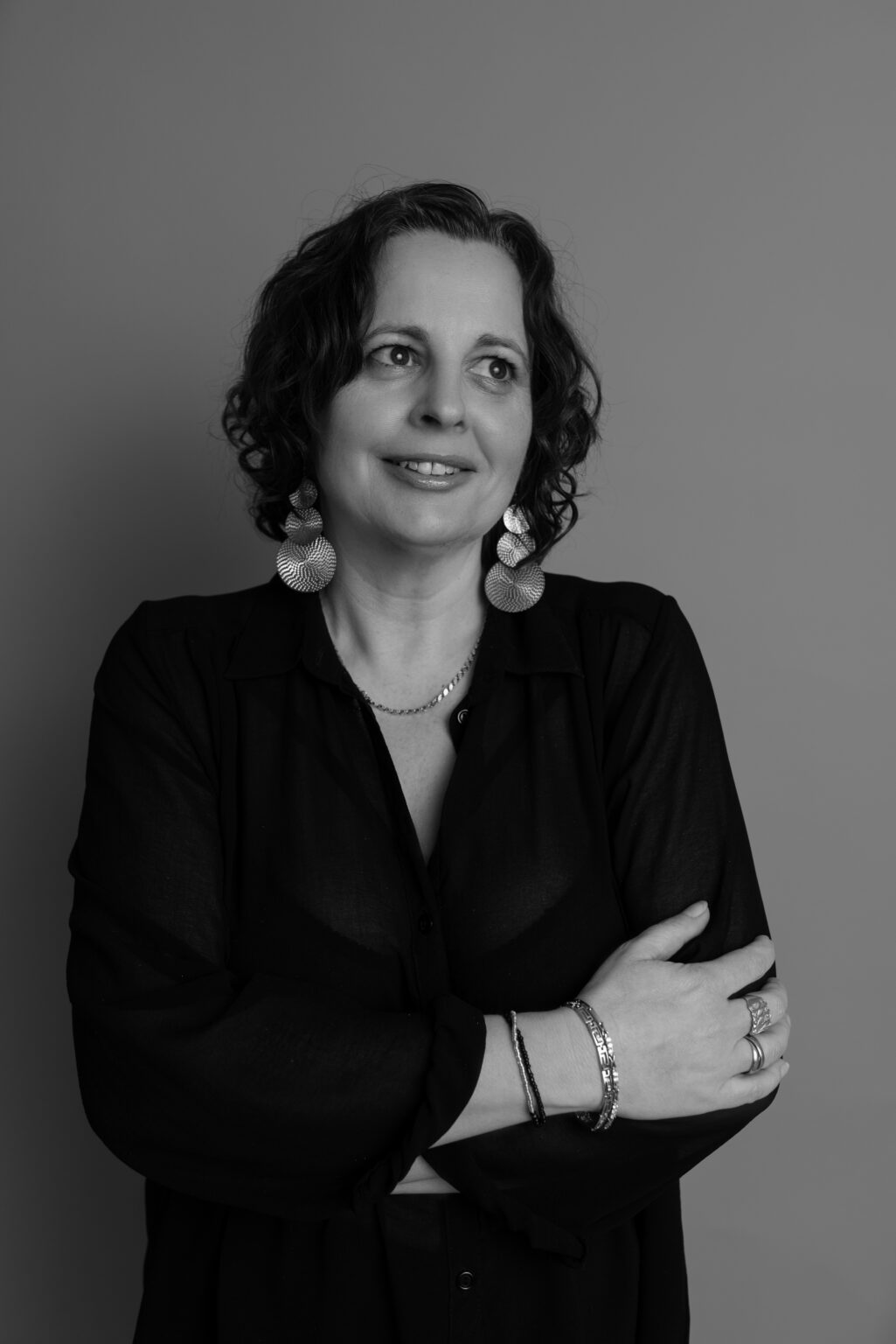 Inga Tuchowska – portret na szarym tle